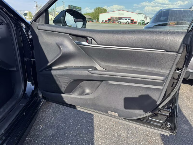 2018 Midnight Black Metallic Toyota Camry SE FWD Sedan