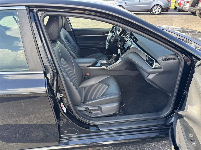2018 Midnight Black Metallic Toyota Camry SE FWD Sedan
