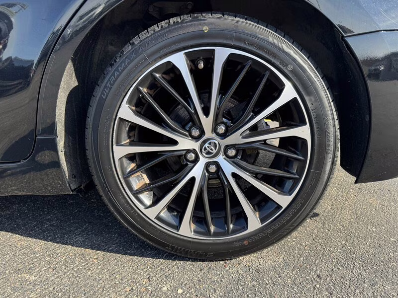 2018 Midnight Black Metallic Toyota Camry SE FWD Sedan