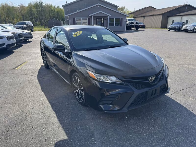 2018 Midnight Black Metallic Toyota Camry SE FWD Sedan