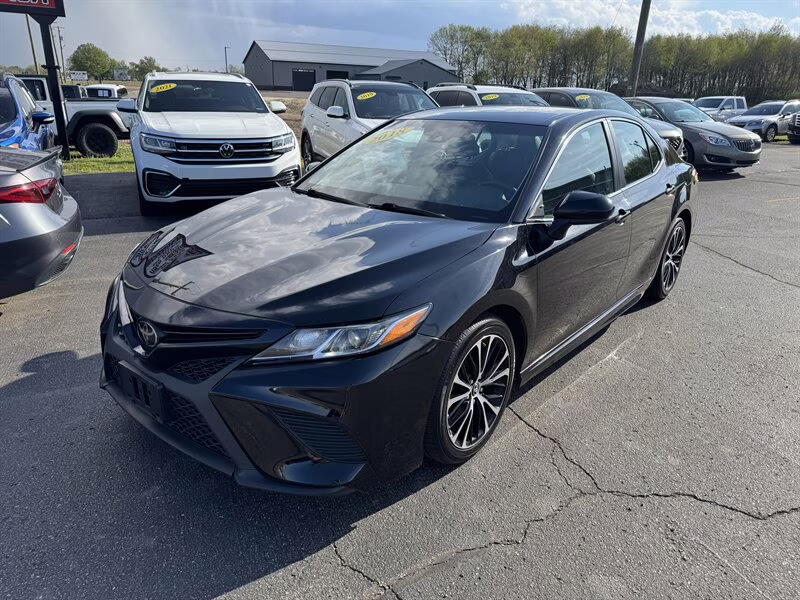 2018 Midnight Black Metallic Toyota Camry SE FWD Sedan