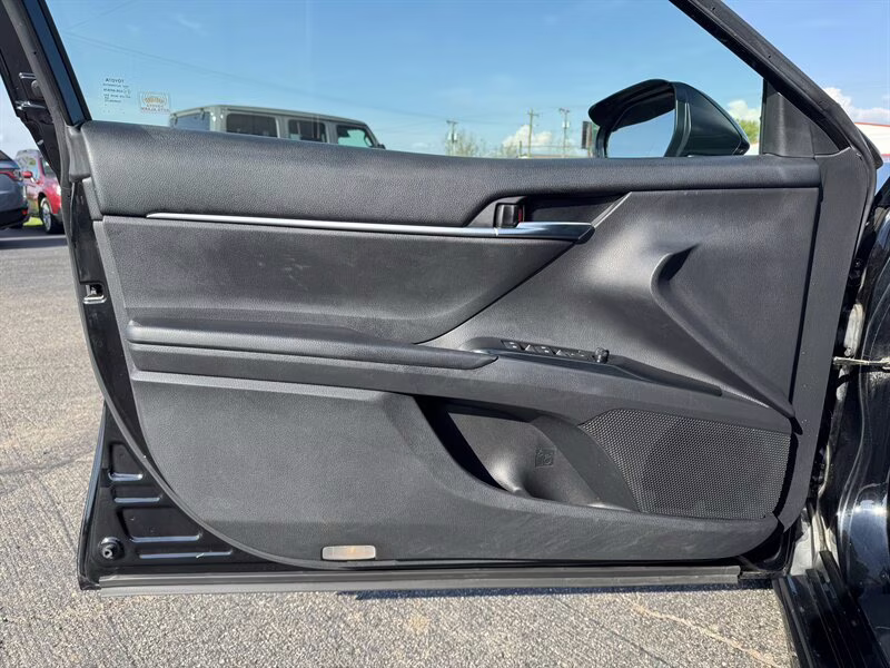2018 Midnight Black Metallic Toyota Camry SE FWD Sedan