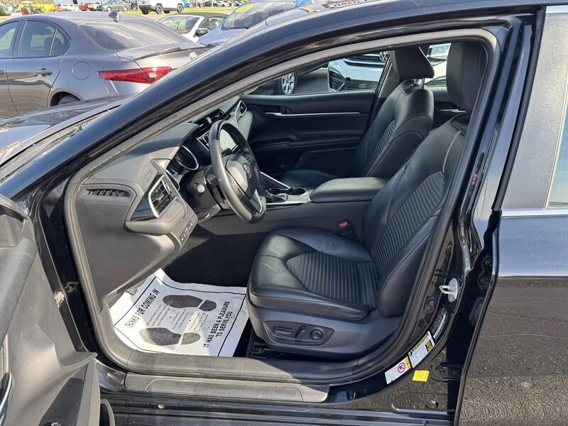 2018 Midnight Black Metallic Toyota Camry SE FWD Sedan