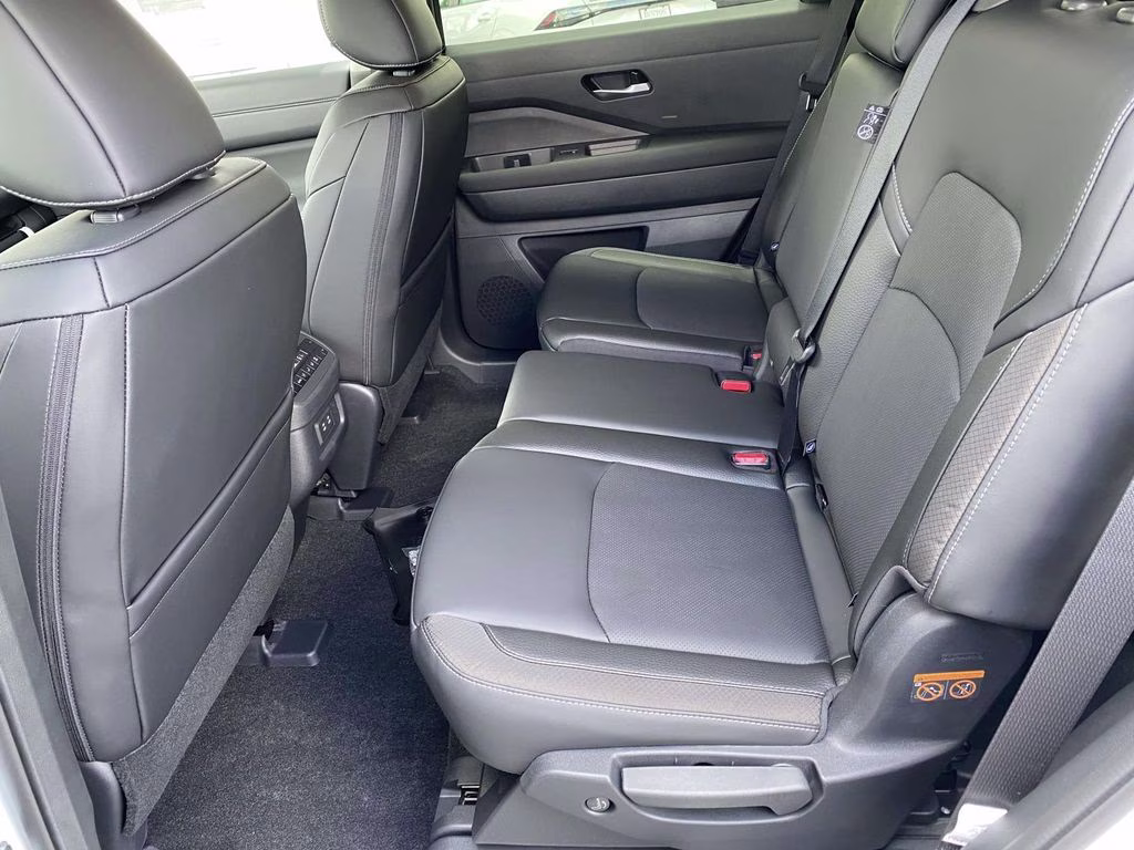 2026 Everest White Pearl Tricoat Nissan Pathfinder SL FWD SUV