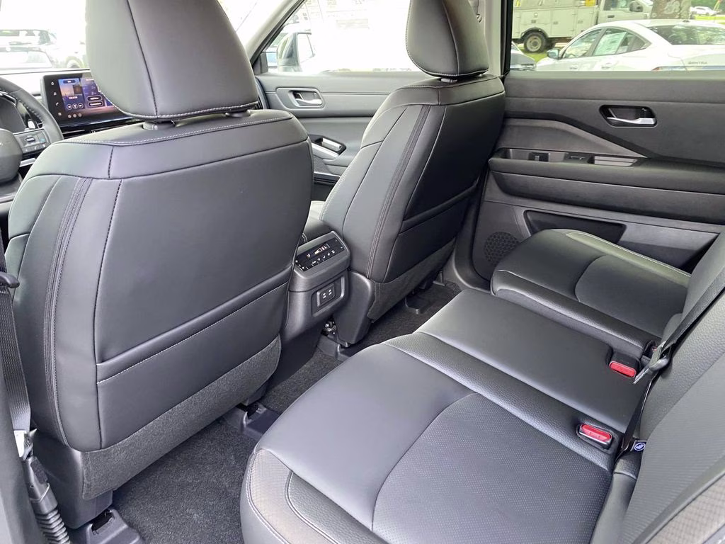 2026 Everest White Pearl Tricoat Nissan Pathfinder SL FWD SUV