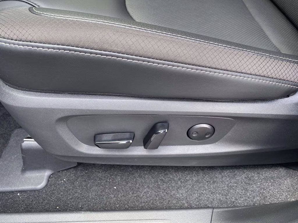 2026 Everest White Pearl Tricoat Nissan Pathfinder SL FWD SUV