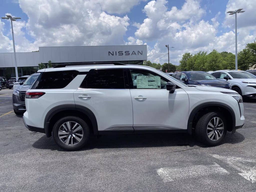 2026 Everest White Pearl Tricoat Nissan Pathfinder SL FWD SUV