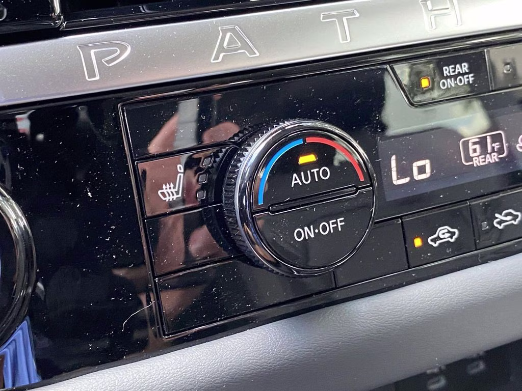 2026 Everest White Pearl Tricoat Nissan Pathfinder SL FWD SUV