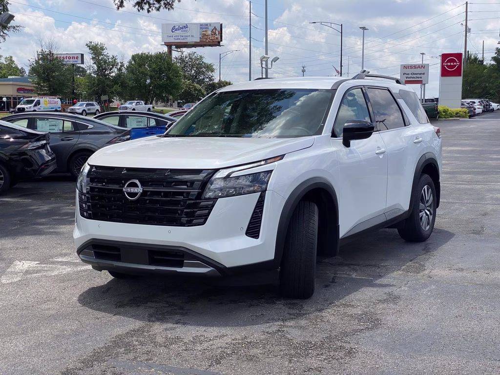 2026 Everest White Pearl Tricoat Nissan Pathfinder SL FWD SUV