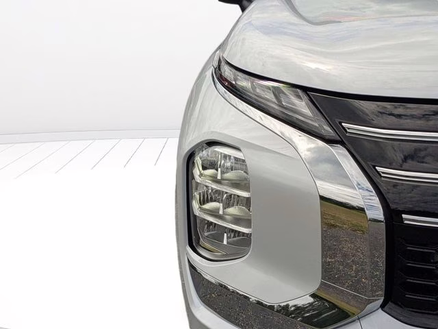 2026 White Diamond Mitsubishi Outlander ES FWD SUV