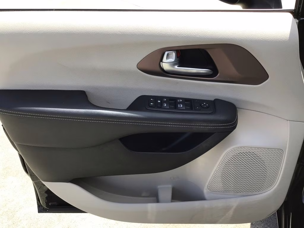 2024 Diamond Black Crystal Pearlcoat Chrysler Voyager LX FWD Van