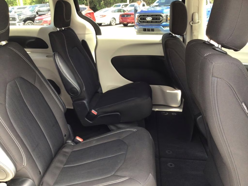 2024 Diamond Black Crystal Pearlcoat Chrysler Voyager LX FWD Van