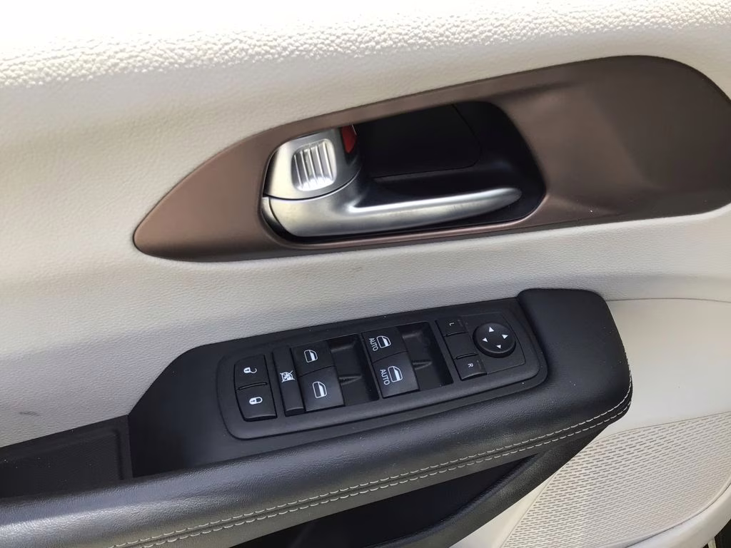 2024 Diamond Black Crystal Pearlcoat Chrysler Voyager LX FWD Van