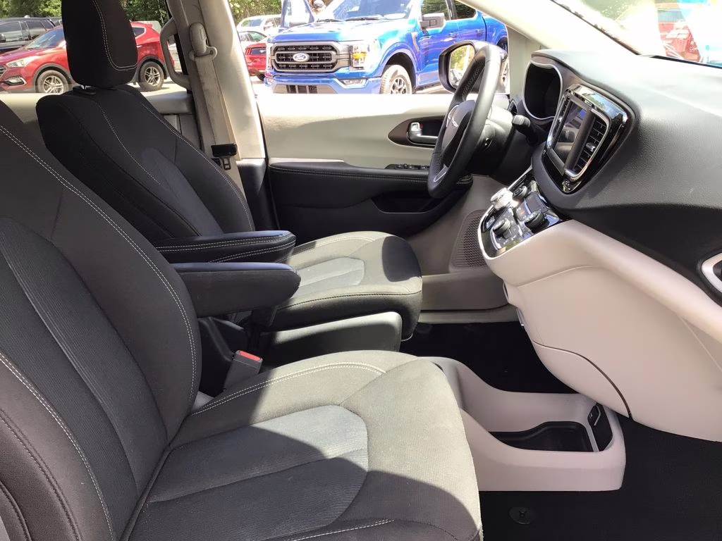 2024 Diamond Black Crystal Pearlcoat Chrysler Voyager LX FWD Van