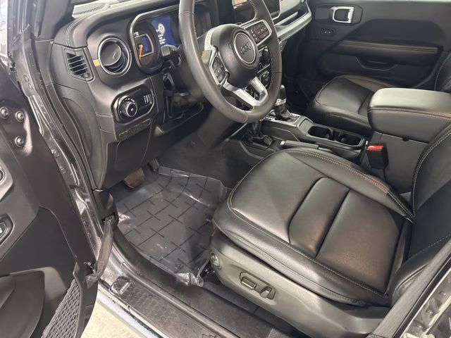 2024 Granite Crystal Metallic Clearcoat Jeep Wrangler Sahara 4X4 SUV