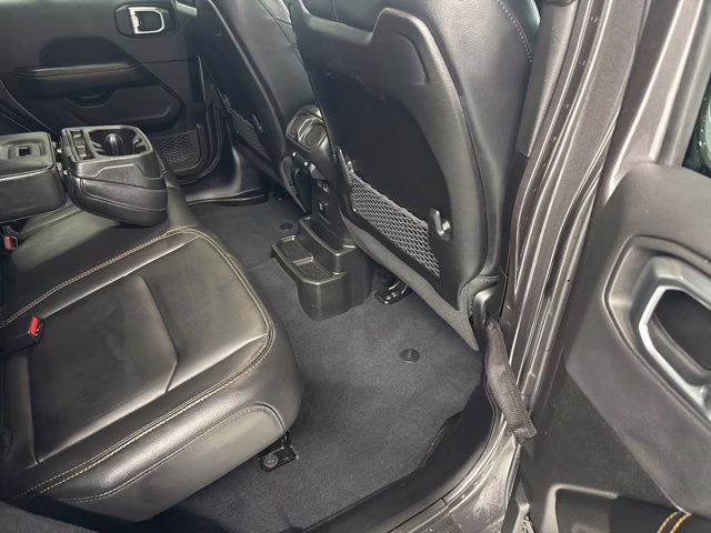 2024 Granite Crystal Metallic Clearcoat Jeep Wrangler Sahara 4X4 SUV