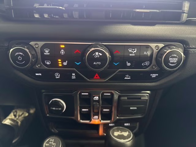 2024 Granite Crystal Metallic Clearcoat Jeep Wrangler Sahara 4X4 SUV