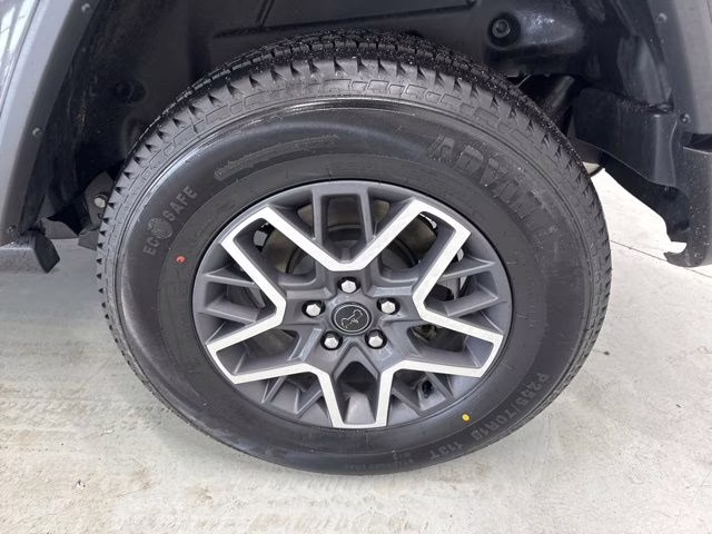 2024 Granite Crystal Metallic Clearcoat Jeep Wrangler Sahara 4X4 SUV