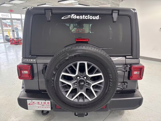 2024 Granite Crystal Metallic Clearcoat Jeep Wrangler Sahara 4X4 SUV