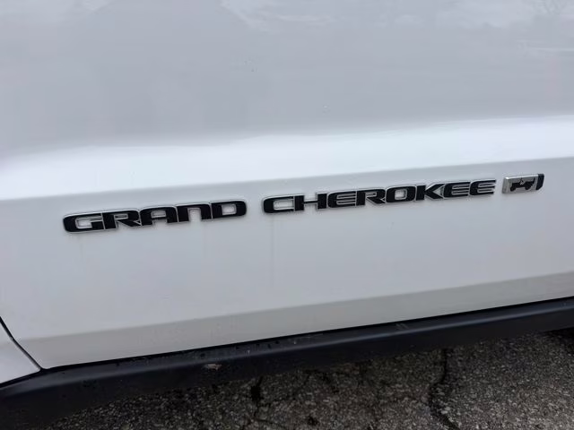 2022 Bright White Clearcoat Jeep Grand Cherokee WK Limited 4X4 SUV