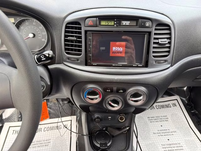 2009 Platinum Silver Metallic + Pearl Hyundai Accent GS FWD Hatchback