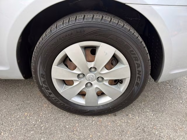 2009 Platinum Silver Metallic + Pearl Hyundai Accent GS FWD Hatchback