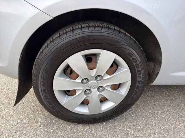 2009 Platinum Silver Metallic + Pearl Hyundai Accent GS FWD Hatchback