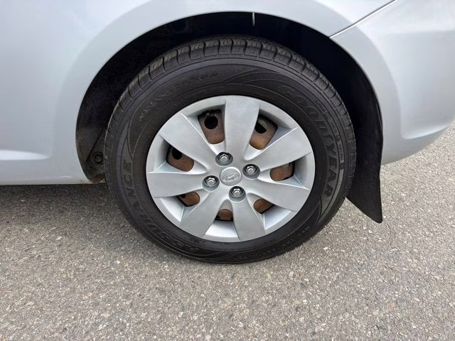 2009 Platinum Silver Metallic + Pearl Hyundai Accent GS FWD Hatchback