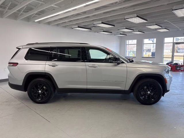 2023 Silver Zynith Jeep Grand Cherokee L Limited 4X4 SUV