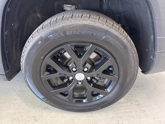 2023 Silver Zynith Jeep Grand Cherokee L Limited 4X4 SUV