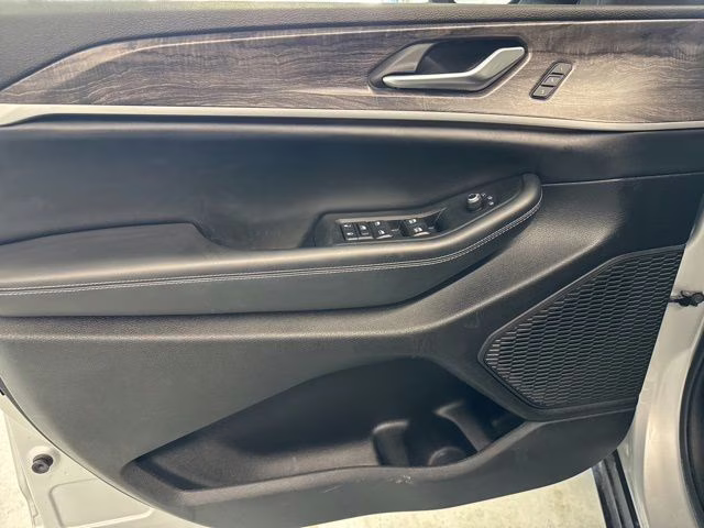 2023 Silver Zynith Jeep Grand Cherokee L Limited 4X4 SUV