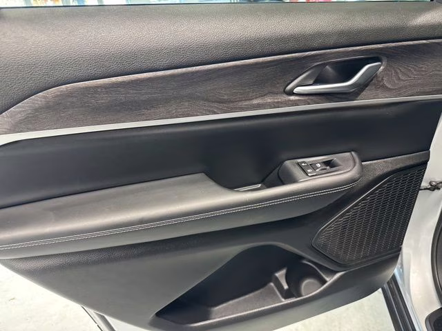 2023 Silver Zynith Jeep Grand Cherokee L Limited 4X4 SUV