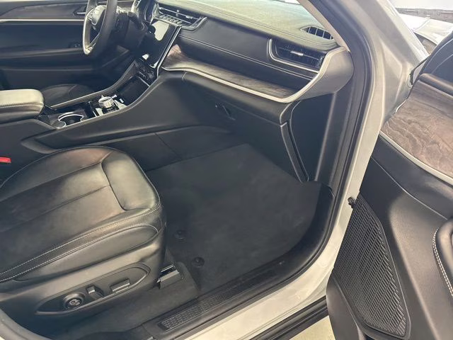 2023 Silver Zynith Jeep Grand Cherokee L Limited 4X4 SUV