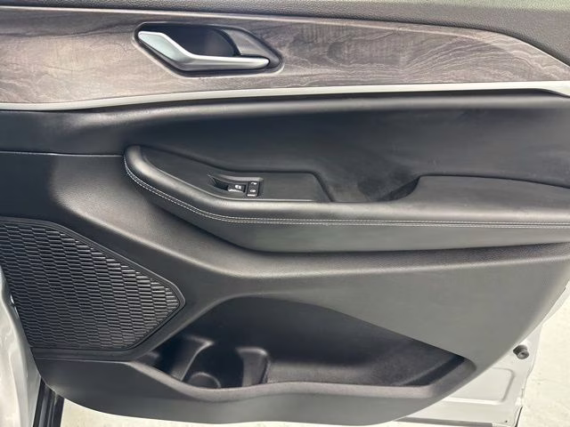 2023 Silver Zynith Jeep Grand Cherokee L Limited 4X4 SUV