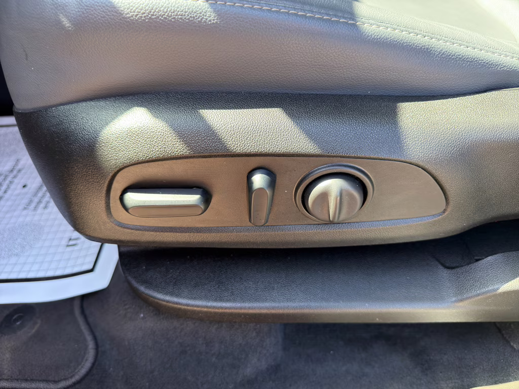 2021 Mosaic Black Metallic Chevrolet Traverse LT Leather FWD SUV