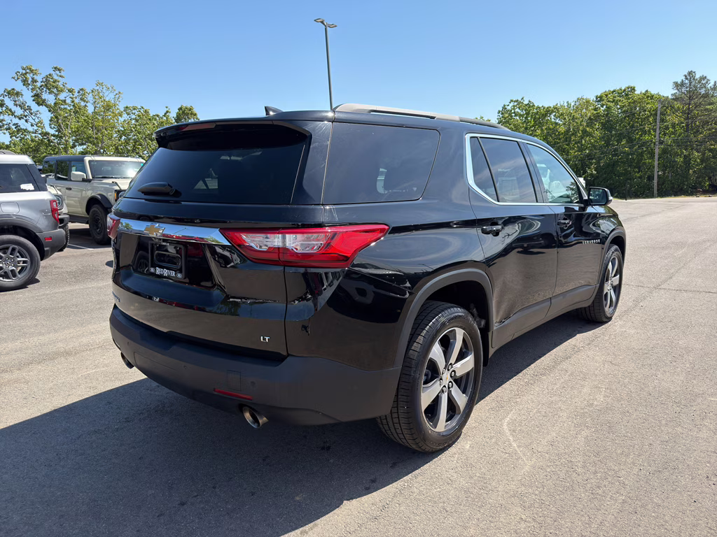 2021 Mosaic Black Metallic Chevrolet Traverse LT Leather FWD SUV