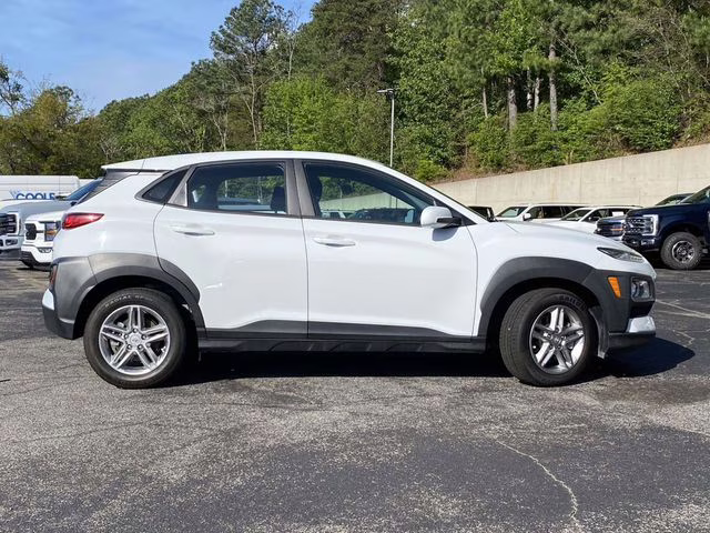 2021 Chalk White Hyundai Kona SE AWD SUV
