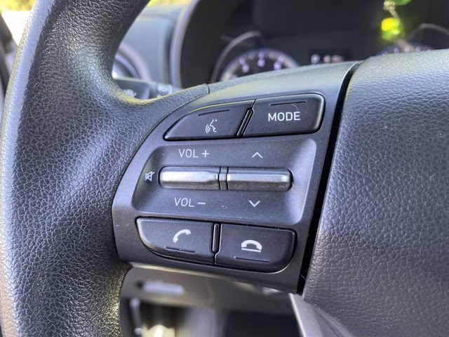 2021 Chalk White Hyundai Kona SE AWD SUV