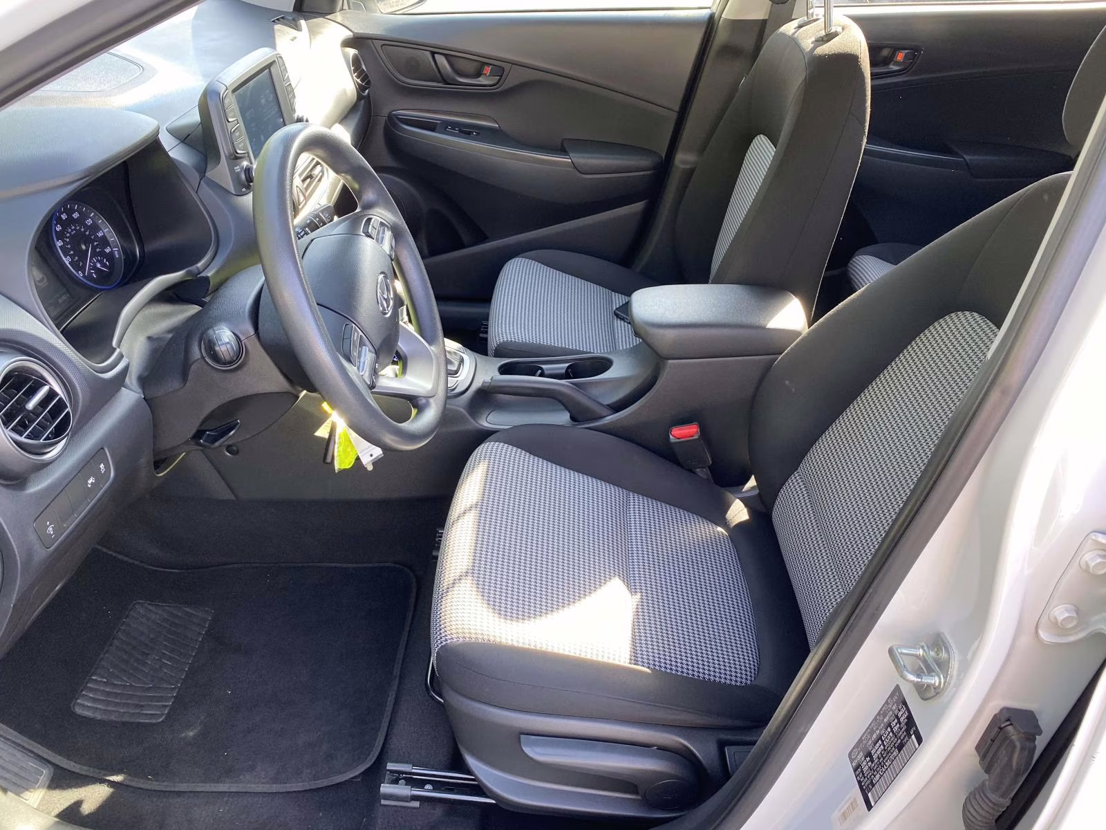 2021 Chalk White Hyundai Kona SE AWD SUV