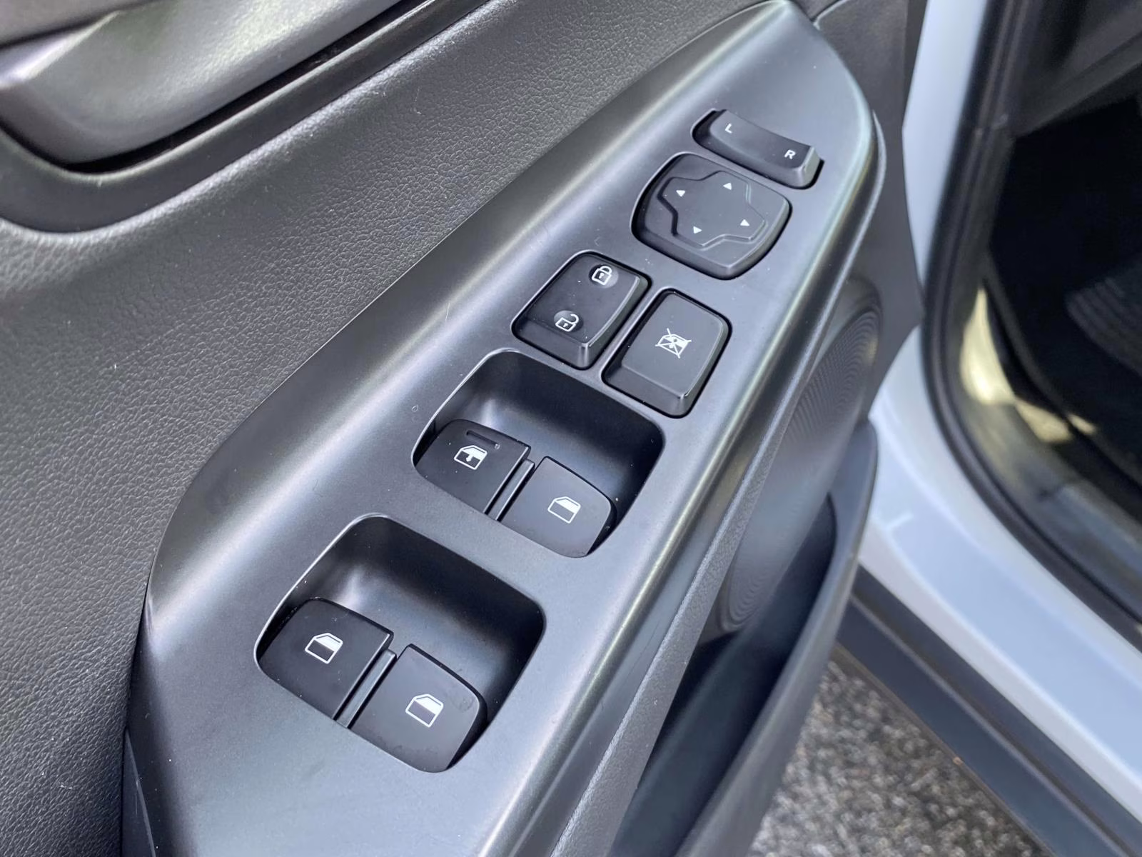 2021 Chalk White Hyundai Kona SE AWD SUV