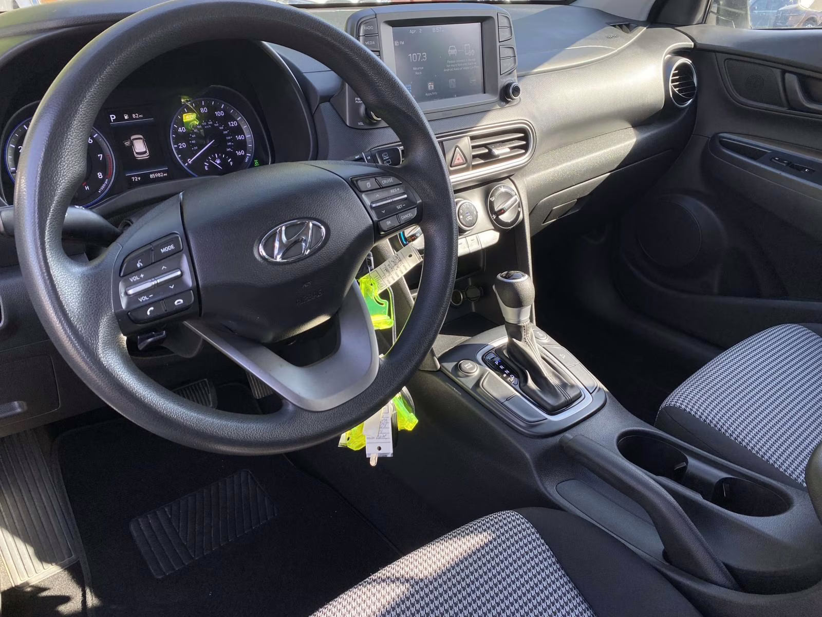 2021 Chalk White Hyundai Kona SE AWD SUV