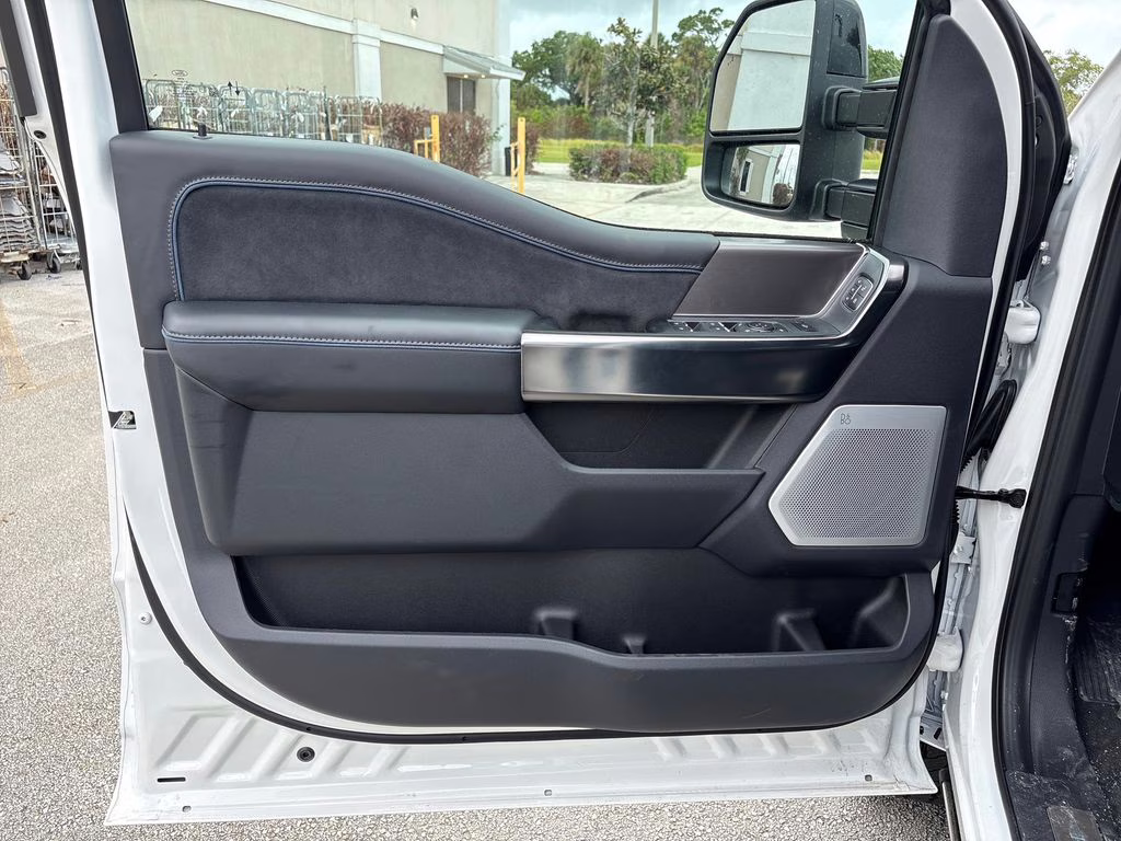 2026 Star White Metallic Tri-Coat Ford Super Duty F-350 SRW Platinum 4X4 Truck