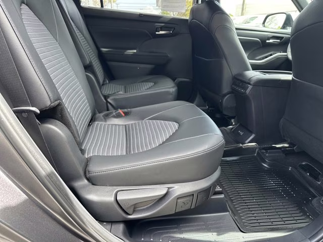 2024 Magnetic Gray Metallic Toyota Highlander Others FWD SUV