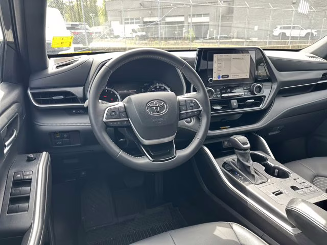 2024 Magnetic Gray Metallic Toyota Highlander Others FWD SUV