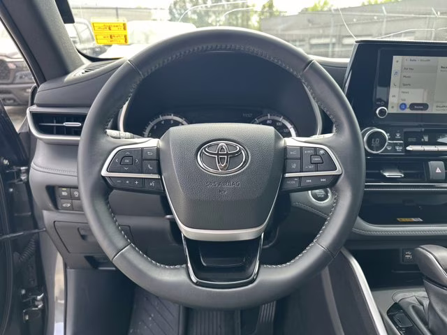 2024 Magnetic Gray Metallic Toyota Highlander Others FWD SUV