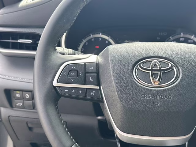 2024 Magnetic Gray Metallic Toyota Highlander Others FWD SUV