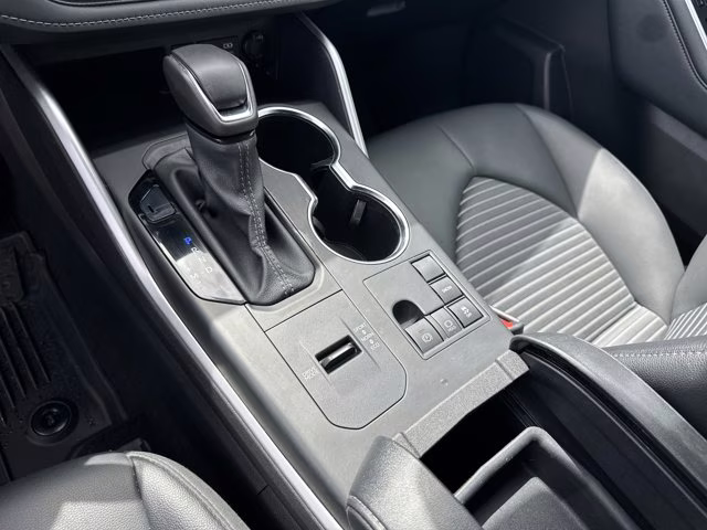 2024 Magnetic Gray Metallic Toyota Highlander Others FWD SUV