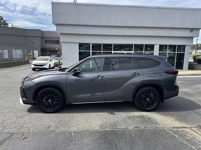 2024 Magnetic Gray Metallic Toyota Highlander Others FWD SUV