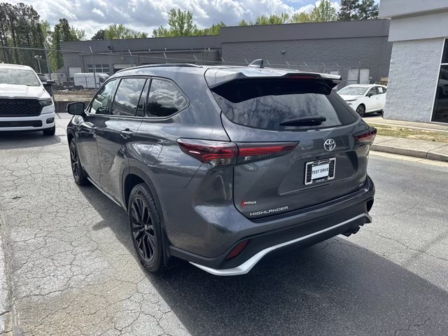 2024 Magnetic Gray Metallic Toyota Highlander Others FWD SUV