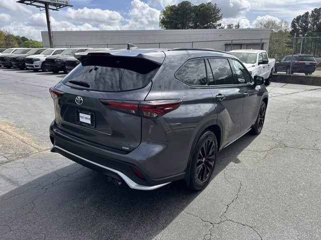 2024 Magnetic Gray Metallic Toyota Highlander Others FWD SUV
